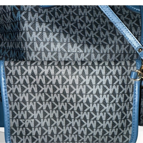 The Limited Edition Graphite/Grey Michael Kors Eva Tote with Coordinated Pouch! - Picture 9 of 15